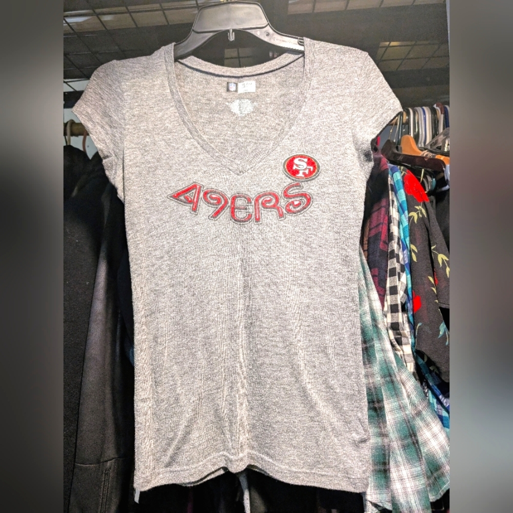 San Francisco '49ers Women's Gray V-Neck Logo T-Shirt.